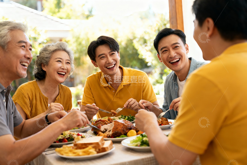 高清大图下载【趣麦麦图】家庭聚餐欢笑共享美食