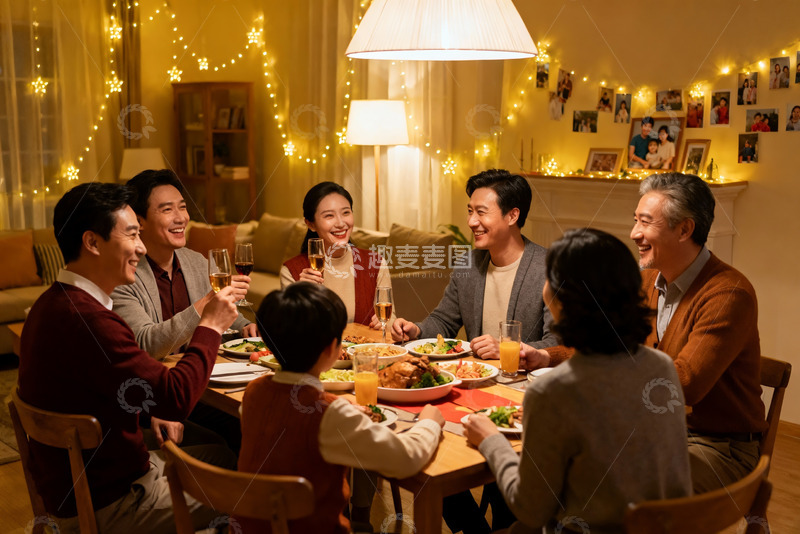 高清大图下载【趣麦麦图】温馨家庭聚餐欢庆时刻