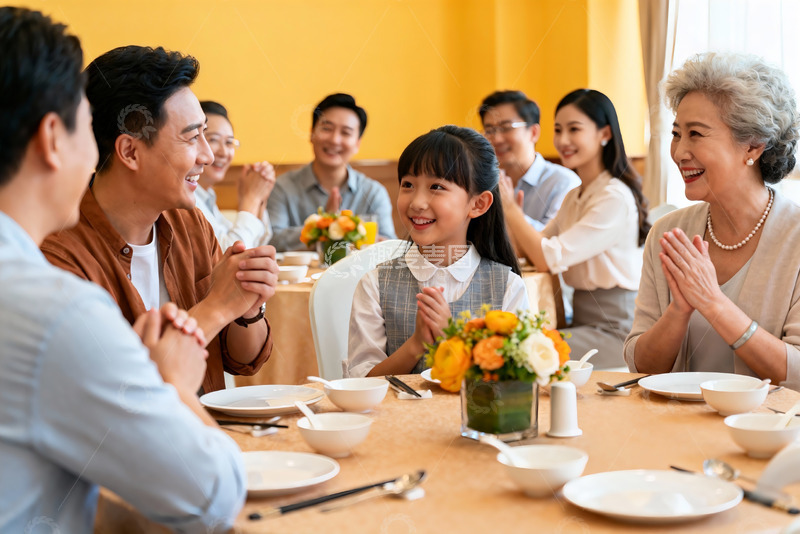 高清大图下载【趣麦麦图】家庭聚餐欢声笑语其乐融融