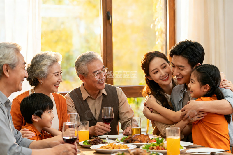 高清大图下载【趣麦麦图】三代同堂家庭聚餐温馨场景