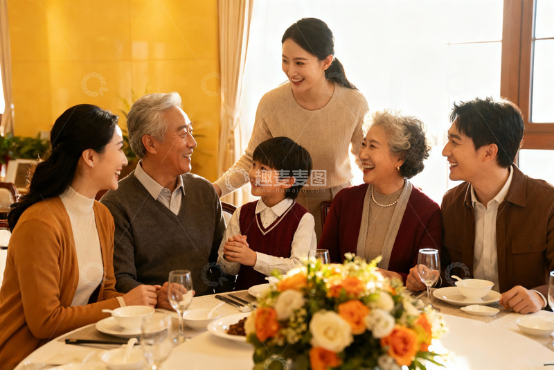 高清大图下载【趣麦麦图】三代同堂家庭聚餐温馨场景