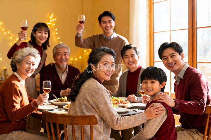 高清大图下载【趣麦麦图】温馨家庭聚餐举杯欢庆