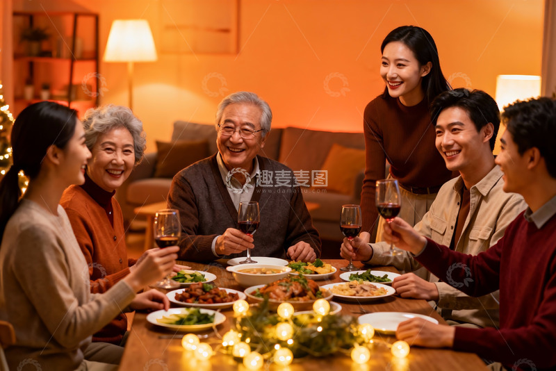 高清大图下载【趣麦麦图】温馨家庭聚餐欢庆时刻