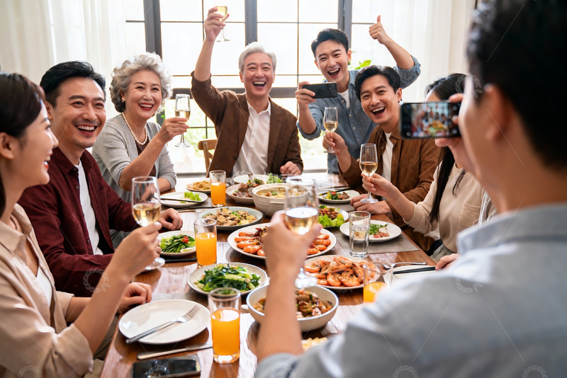 高清大图下载【趣麦麦图】家庭聚餐欢庆举杯