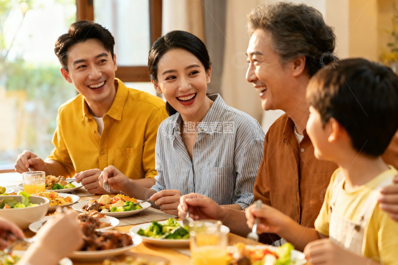 高清大图下载【趣麦麦图】家庭聚餐欢笑场景