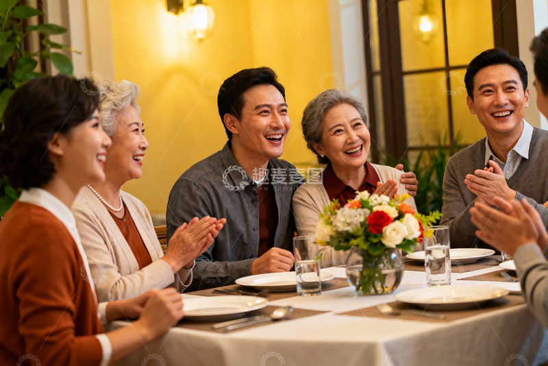 高清大图下载【趣麦麦图】家庭聚餐欢笑场景