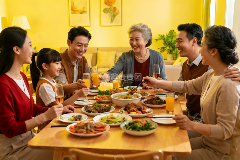 高清大图下载【趣麦麦图】三代同堂家庭聚餐其乐融融