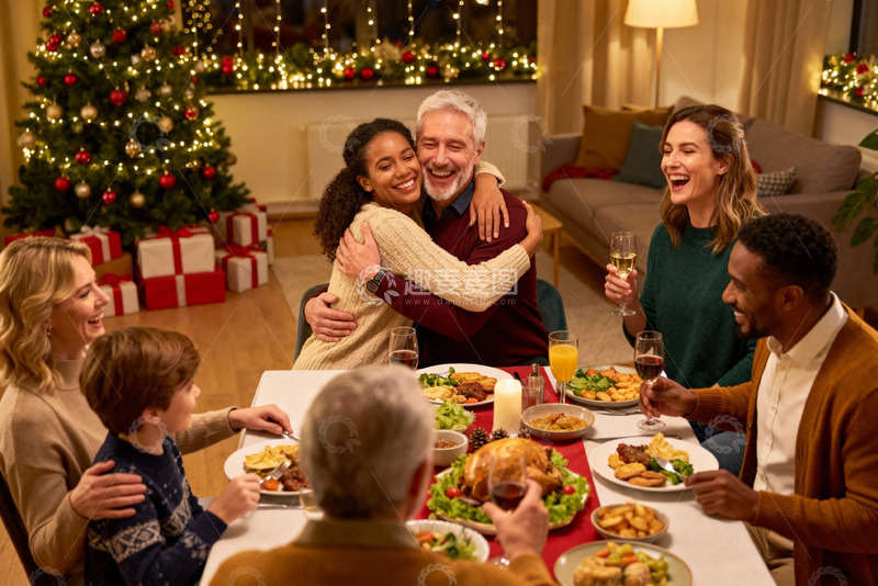 高清大图下载【趣麦麦图】圣诞家庭聚餐温馨拥抱