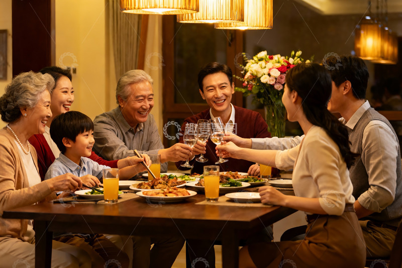 高清大图下载【趣麦麦图】三代同堂家庭聚餐温馨场景