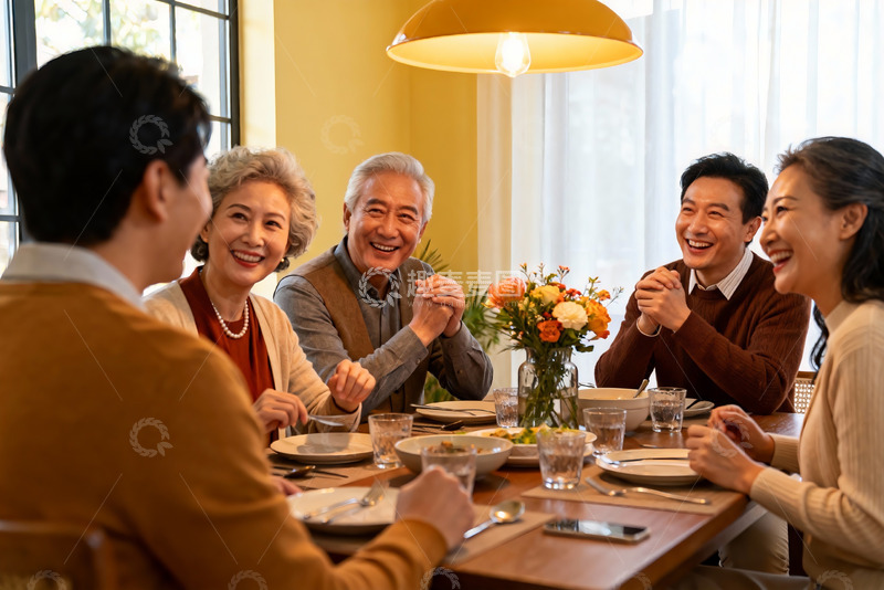 高清大图下载【趣麦麦图】家庭聚餐欢声笑语其乐融融