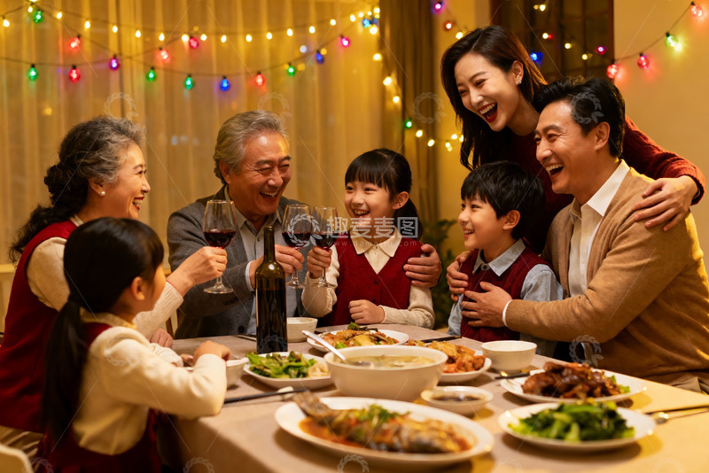 高清大图下载【趣麦麦图】温馨家庭聚餐欢庆时刻