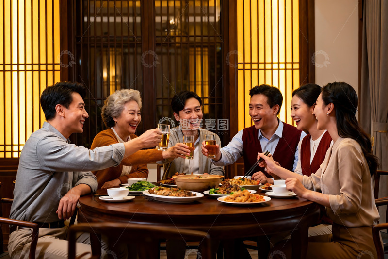 高清大图下载【趣麦麦图】家庭聚餐欢庆时刻