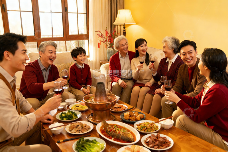 高清大图下载【趣麦麦图】家庭聚餐欢庆团圆时刻