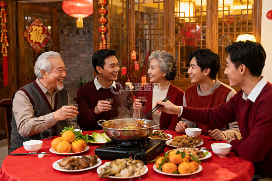 家庭聚餐欢庆团圆