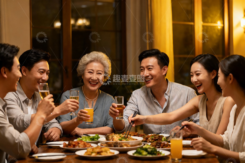 高清大图下载【趣麦麦图】家庭聚餐欢庆时刻