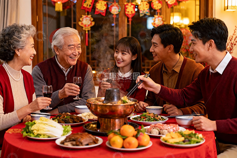 高清大图下载【趣麦麦图】家庭聚餐欢庆团圆饭