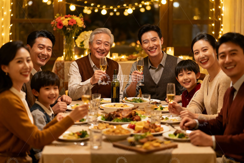 高清大图下载【趣麦麦图】温馨家庭聚餐欢庆时刻