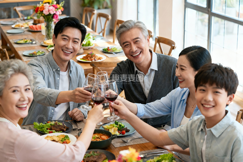 高清大图下载【趣麦麦图】三代同堂家庭聚餐举杯欢庆