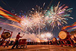 夜空烟花绽放鼓乐齐鸣