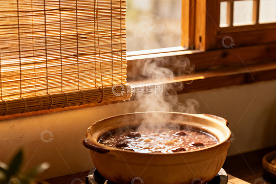 热气腾腾的粥品特写