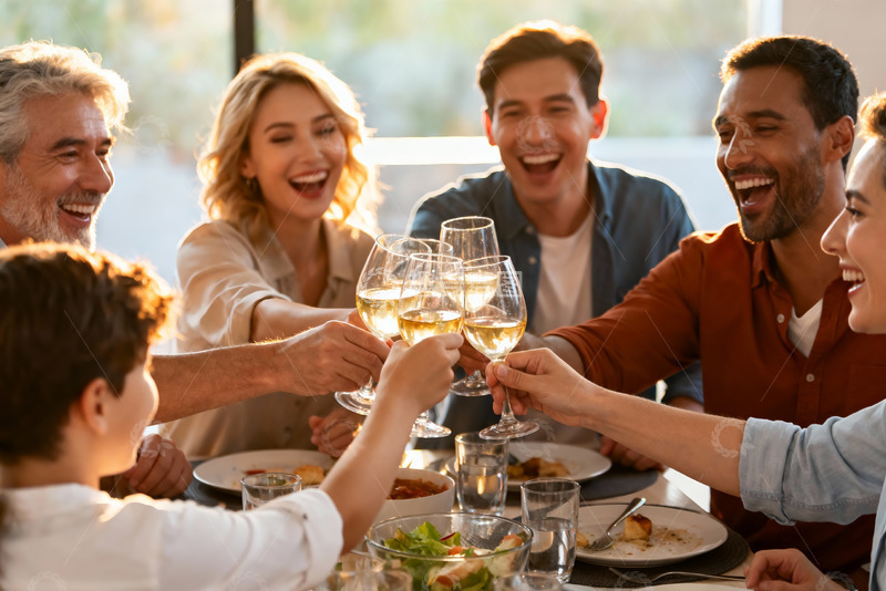 高清大图下载【趣麦麦图】多人聚餐举杯欢庆