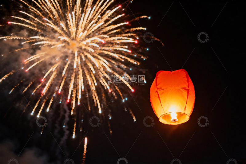 高清大图下载【趣麦麦图】夜空烟花与孔明灯交相辉映