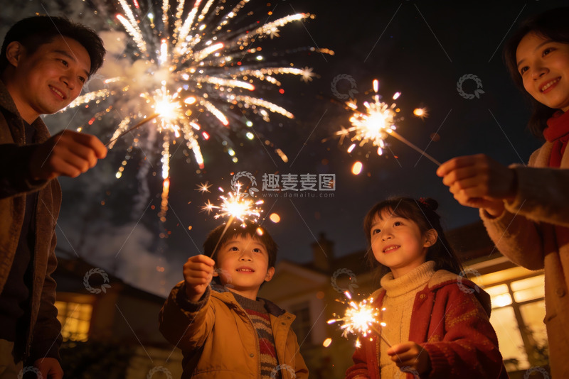高清大图下载【趣麦麦图】家庭夜放烟花欢庆时刻