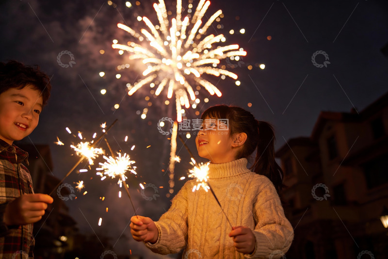 高清大图下载【趣麦麦图】儿童手持烟花夜空绽放