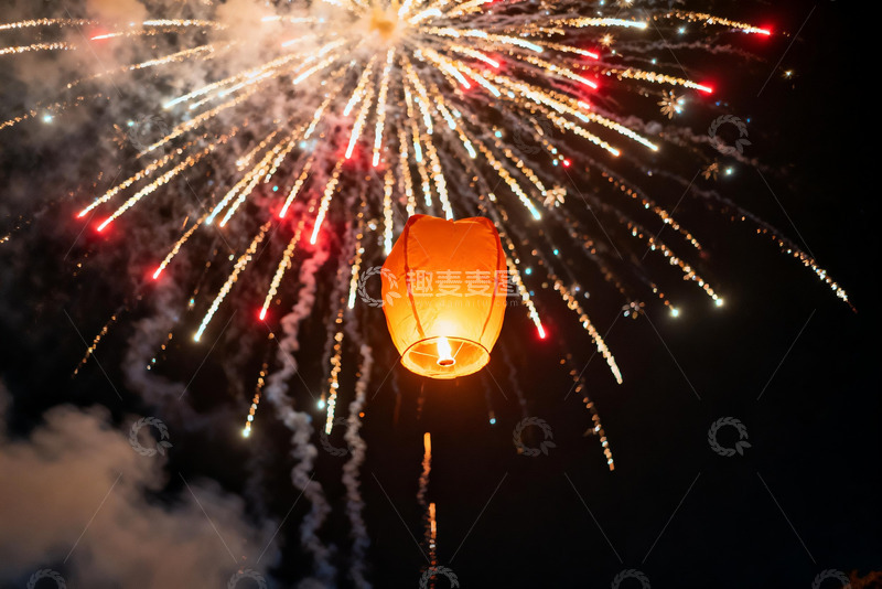 高清大图下载【趣麦麦图】夜空孔明灯烟花绽放