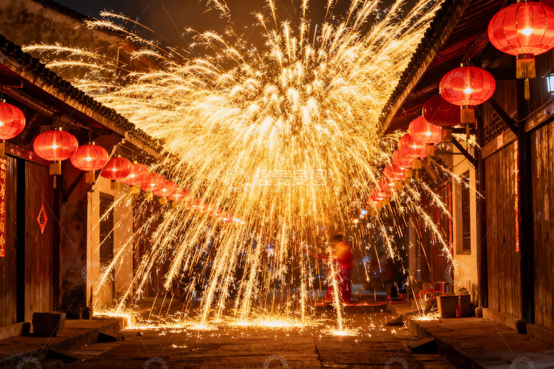 高清大图下载【趣麦麦图】古巷夜空烟花绽放灯笼高挂