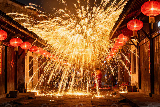 古巷夜空烟花绽放灯笼高挂