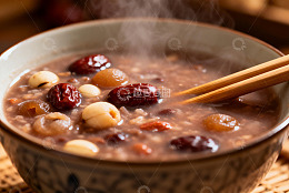 热气腾腾的粥品特写