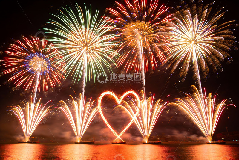 高清大图下载【趣麦麦图】夜空中绚丽多彩的烟花表演