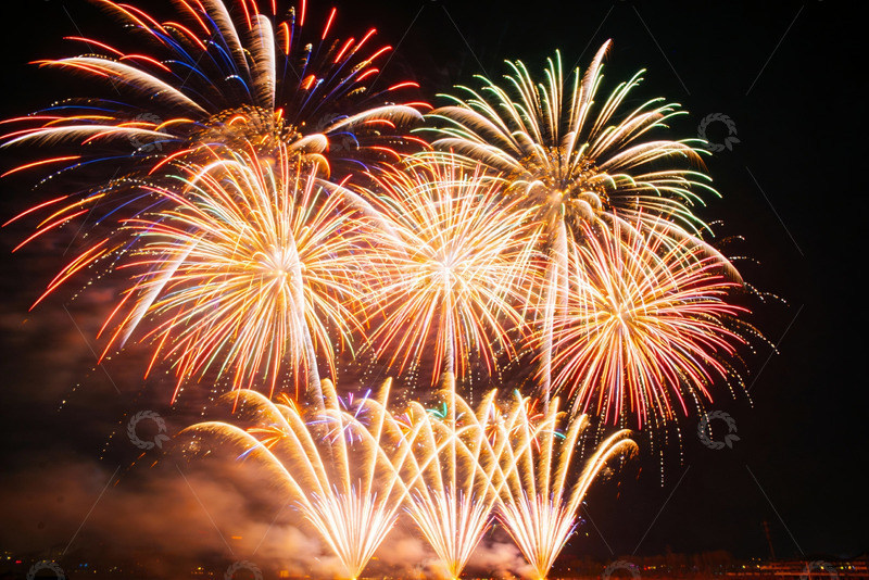 高清大图下载【趣麦麦图】夜空中绽放的绚丽烟花