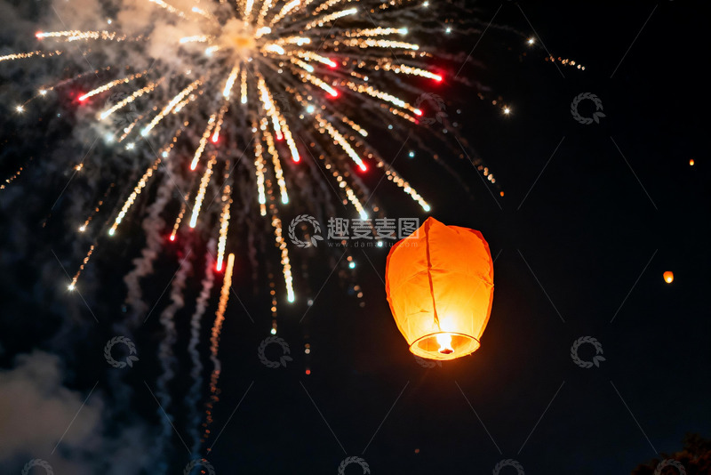 高清大图下载【趣麦麦图】夜空烟花孔明灯共舞