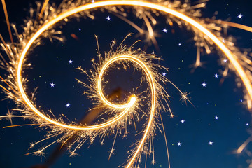 烟花螺旋夜空绽放