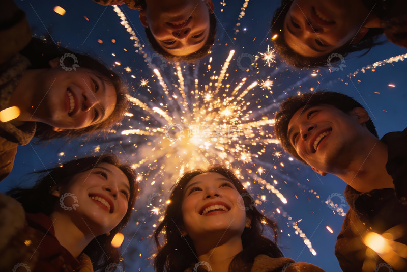 高清大图下载【趣麦麦图】烟花下欢笑的五人仰拍