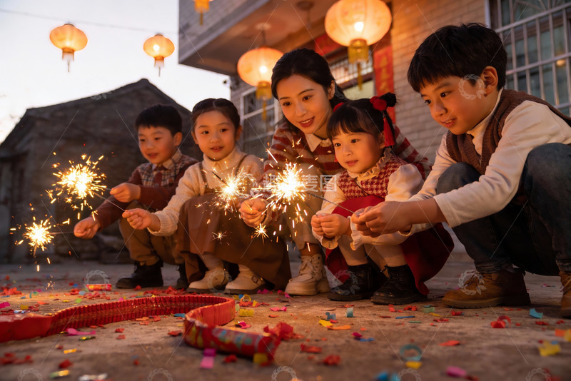 高清大图下载【趣麦麦图】家人手持烟花庆祝节日