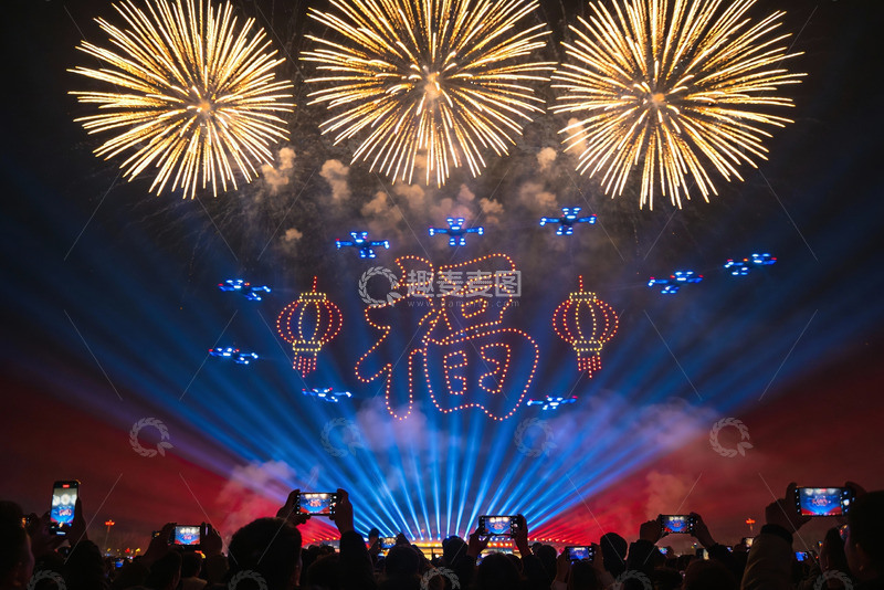 高清大图下载【趣麦麦图】夜空烟花璀璨人群拍照欢庆