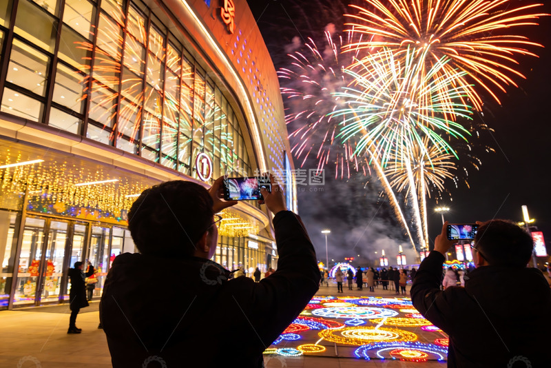 高清大图下载【趣麦麦图】夜景烟花秀众人拍照留念