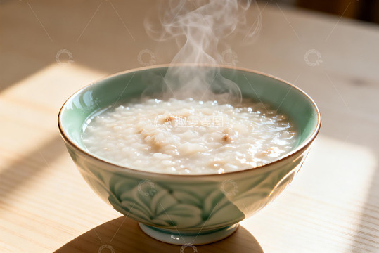 热气腾腾的米粥盛在青花瓷碗中