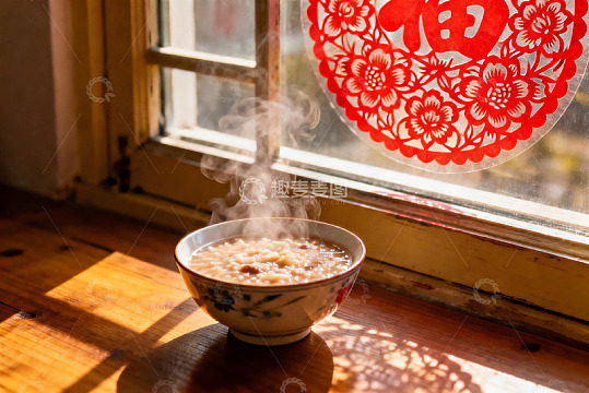 窗边热粥蒸汽袅袅