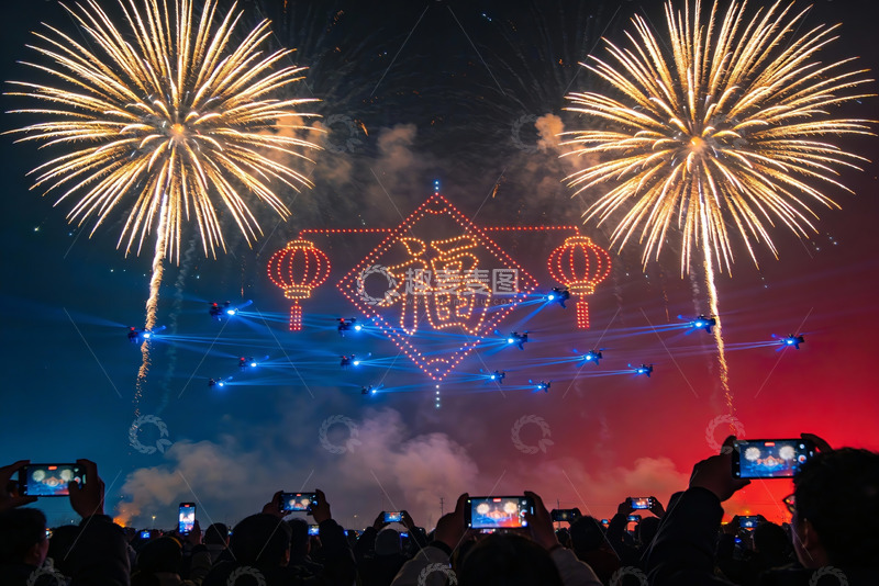 高清大图下载【趣麦麦图】夜空烟花表演人群拍摄盛况