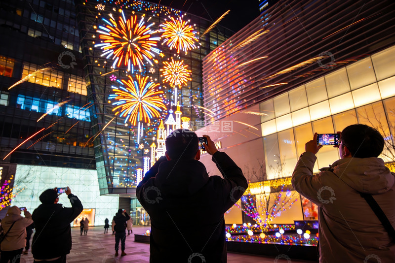 高清大图下载【趣麦麦图】夜景烟花秀众人拍照留念
