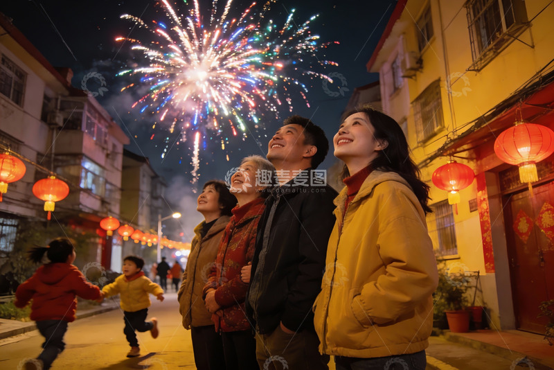 高清大图下载【趣麦麦图】家人夜赏烟花其乐融融