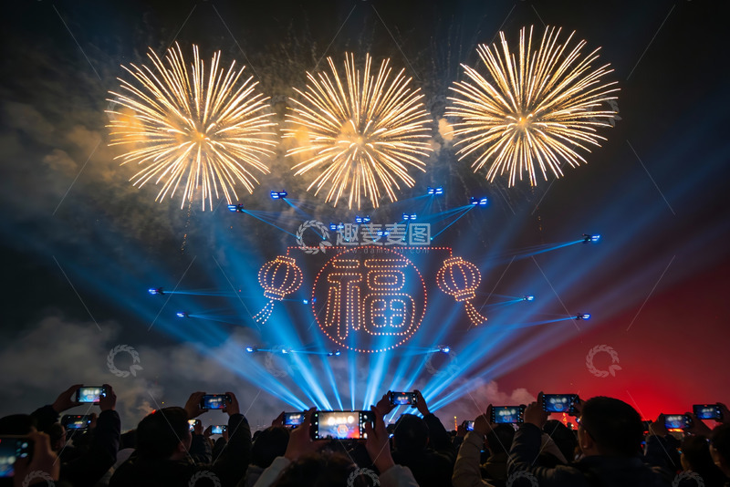 高清大图下载【趣麦麦图】夜空烟花秀人群拍照盛况