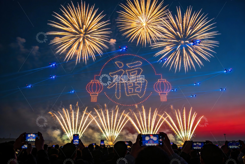 高清大图下载【趣麦麦图】夜空烟花璀璨人群拍照欢庆