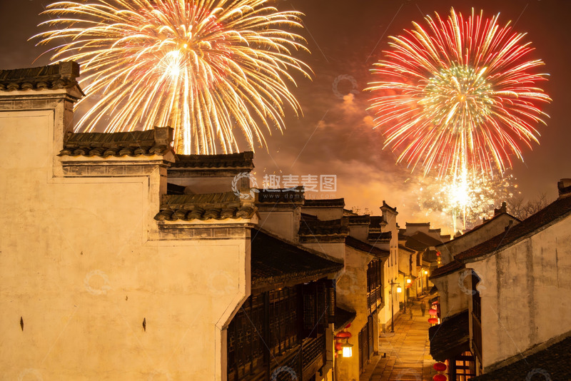 高清大图下载【趣麦麦图】夜空烟花映古街
