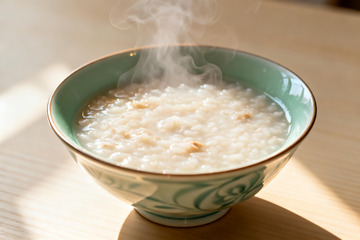 热气腾腾的米粥盛在青花瓷碗中
