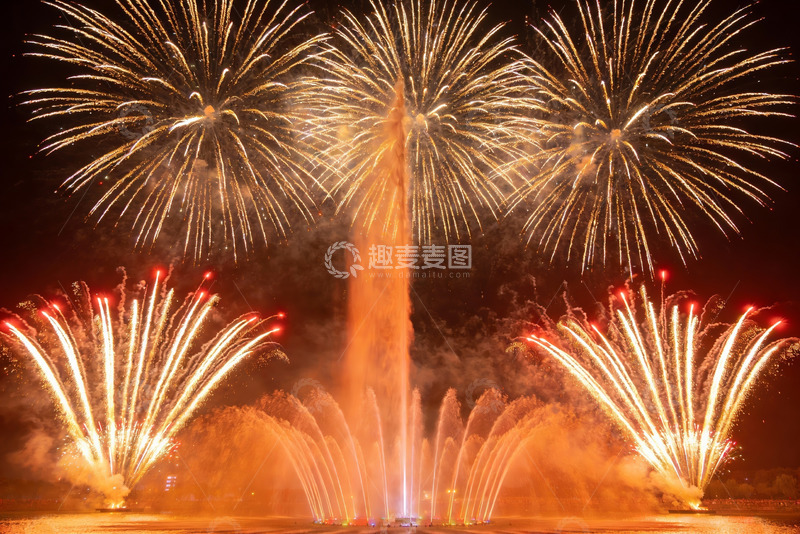 高清大图下载【趣麦麦图】夜空烟花绽放喷泉共舞